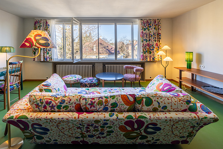 A particular eye-catcher is the spacious couch designed by Josef Frank.
