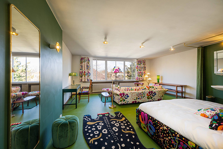 The Room Teheran stands out for its bold colors and a truly unique view: it is the only room with a window on this side of the house.