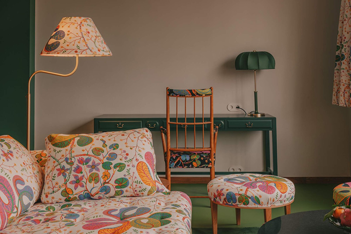 The desk invites you to capture your thoughts or write a postcard from Villa Beer.