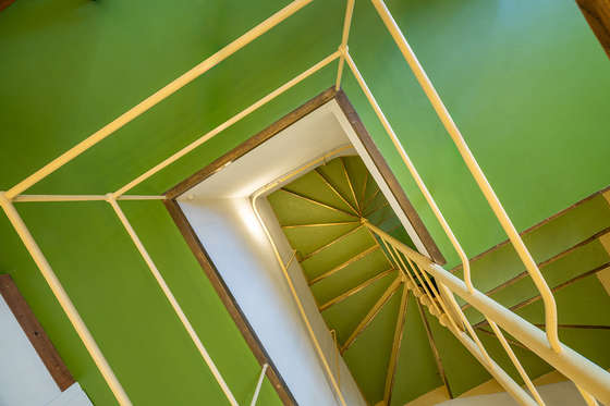The service staircase, which connects all floors, leads to the top floor.