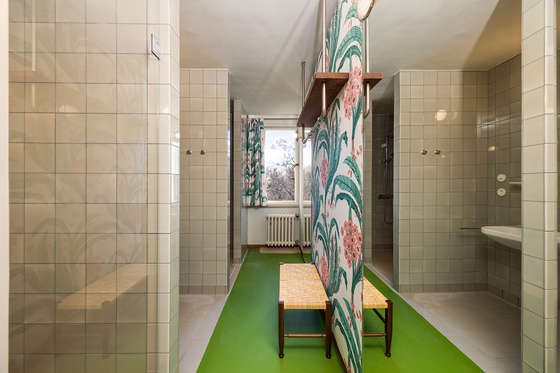 The bathroom is also decorated with a fabric design by Josef Frank—the “Delhi” pattern.