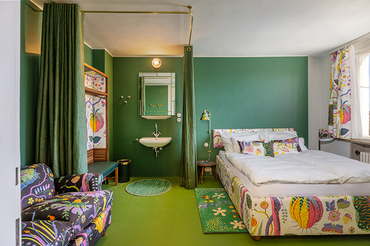 Josef Frank drew inspiration from the trees of life of northern India for the “Hawai” fabric.