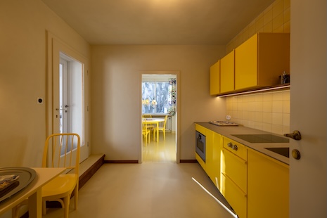 The kitchen invites you to enjoy a cup of coffee with access to the roof terrace.