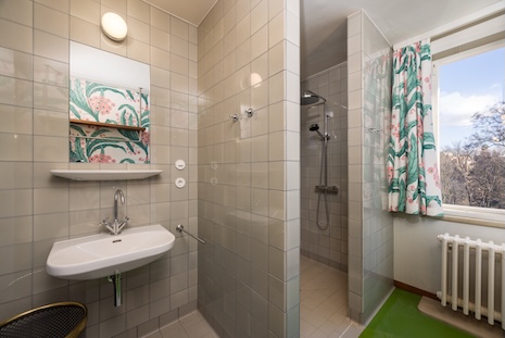 The guest room bathrooms feature high-quality fittings.